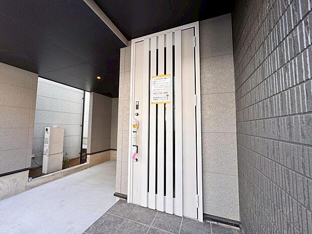 【玄関】お家の第一の顔とも言える「玄関」。清潔感のあるシンプルな空間で大切なお客様をお迎えします。