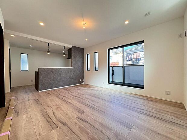 【リビング】リビングはご家族やお客様との時間など、多くの時を刻む空間。建築家が吟味を重ねたこだわりの設計です。