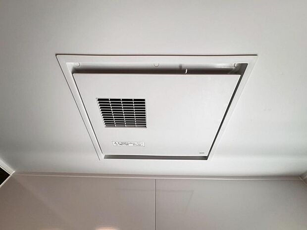 【浴室換気乾燥機】「浴室換気乾燥機」は梅雨の季節や春先の花粉の季節、最近ではPM2.5や黄砂の飛来対策としても外干しせずに室内で乾燥できるため、とても便利です。