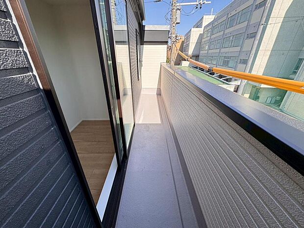 【バルコニー】陽当りの良いバルコニーはお洗濯物が効率よく乾きます。季節の光と風を感じられるとっておきの空間です。