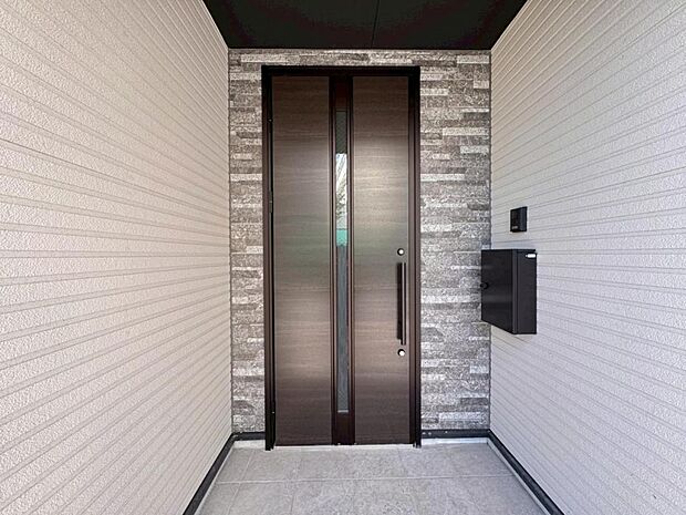 【玄関】お家の第一の顔とも言える「玄関」。清潔感のあるシンプルな空間で大切なお客様をお迎えします。