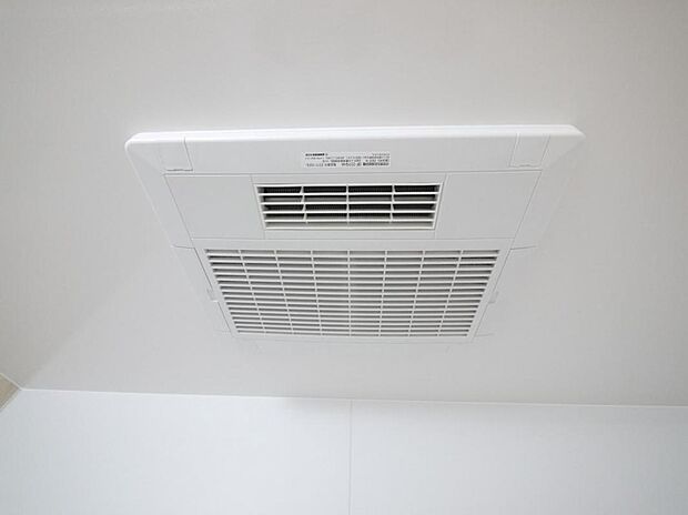 【浴室換気乾燥機】「浴室換気乾燥機」は梅雨の季節や春先の花粉の季節、最近ではPM2.5や黄砂の飛来対策としても外干しせずに室内で乾燥できるため、とても便利です。