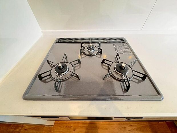 【3口ガスコンロ】3口ガスコンロを採用、同時に複数の調理を進められるため、調理時間が短縮できます。