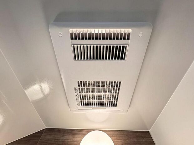 【浴室換気乾燥機】「浴室換気乾燥機」は梅雨の季節や春先の花粉の季節、最近ではPM2.5や黄砂の飛来対策としても外干しせずに室内で乾燥できるため、とても便利です。