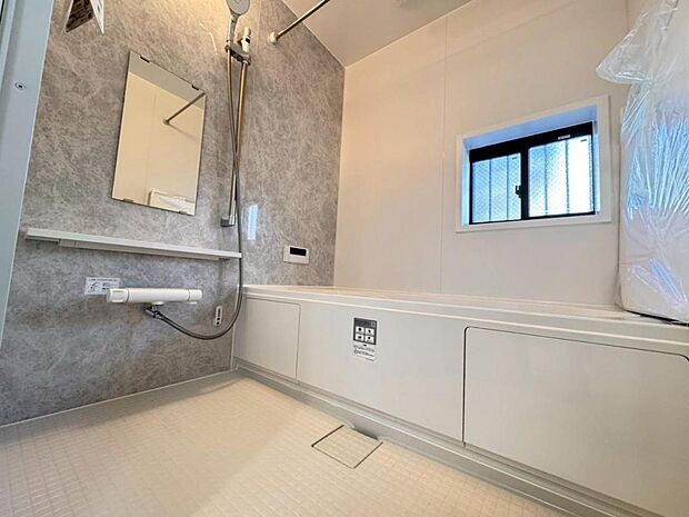 【バスルーム】一日の疲れを癒すバスルームは広々一坪タイプ。足を伸ばしてゆったりと浴槽に浸かっていただけます。雨の日や花粉の時期のお洗濯に最適な浴室換気乾燥機能もございます。