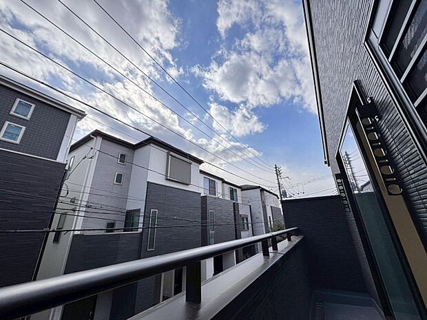 【眺望】圧迫感がなく、見晴らしや陽当りも良好です。閑静で落ち着いた街並みは心に安らぎとゆとりを叶えてくれます。