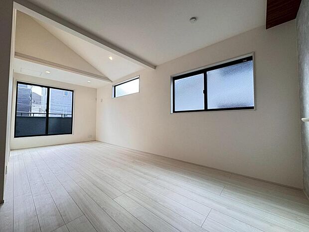 【ダイニング】リビングは１７帖ございます。外からの視線が気になりにくい２階リビング。プライベートを守りながら、ご家族との楽しい時間をお過ごし頂けます。