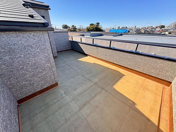 【ルーフバルコニー】都会の喧騒の中でも、空の下にプライベート空間をもつ自慢のルーフバルコニー。天気の良い日は、リビングだけでなく、バルコニーでの楽しみ方も増えそうです。