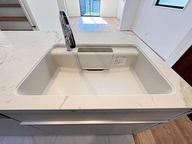 【浄水器一体型水栓】水栓の中に浄水カートリッジが組み込まれた「浄水器一体型水栓」です。ホースが伸びるのでシンクのお掃除も快適です。