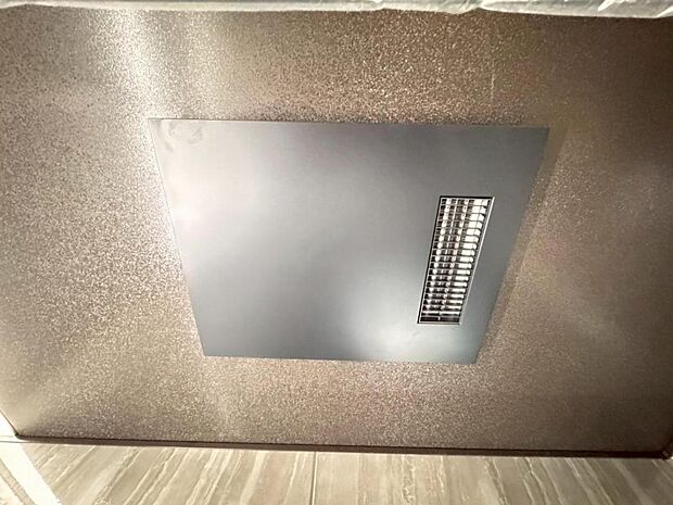 【浴室換気乾燥機】「浴室換気乾燥機」は梅雨の季節や春先の花粉の季節、最近ではPM2.5や黄砂の飛来対策としても外干しせずに室内で乾燥できるため、とても便利です。