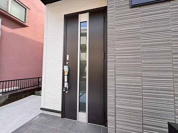 【玄関】お家の第一の顔とも言える「玄関」。清潔感のあるシンプルな空間で大切なお客様をお迎えします。