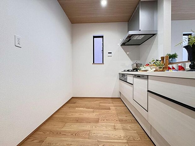 【キッチン】機能充実のシステムキッチンです。浄水器一体型水栓に3口グリルコンロ、食洗器と充実しておりママの家事をサポート致します。