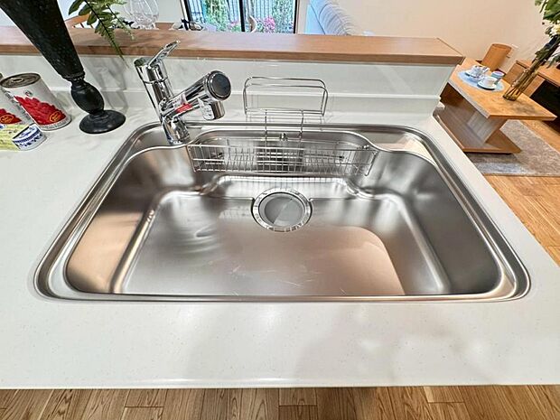 【浄水器一体型水】水栓の中に浄水カートリッジが組み込まれた「浄水器一体型水栓」です。ホースが伸びるのでシンクのお掃除も快適です。