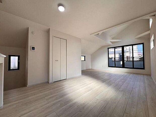 【ダイニング】リビングは２０帖ございます。外からの視線が気になりにくい２階リビング。プライベートを守りながら、ご家族との楽しい時間をお過ごし頂けます。