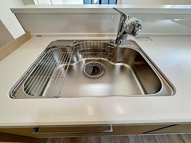 【浄水器一体型水栓】水栓の中に浄水カートリッジが組み込まれた「浄水器一体型水栓」です。ホースが伸びるのでシンクのお掃除も快適です。