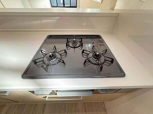 【3口ガスコンロ】3口ガスコンロを採用、同時に複数の調理を進められるため、調理時間が短縮できます。