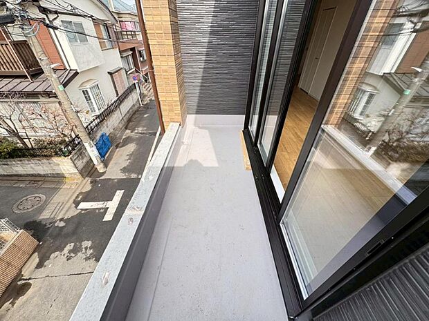 【バルコニー】陽当りの良いバルコニーはお洗濯物が効率よく乾きます。季節の光と風を感じられるとっておきの空間です。