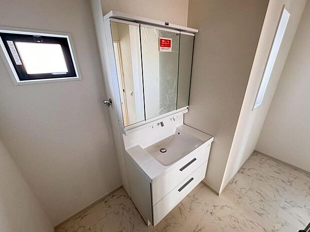 【洗面化粧台】実用性と機能美を兼ね備えた先進の洗面化粧台になります。耐水性や撥水性にも優れた仕様、3面鏡と一体となったキャビネットは収納力もUPします。