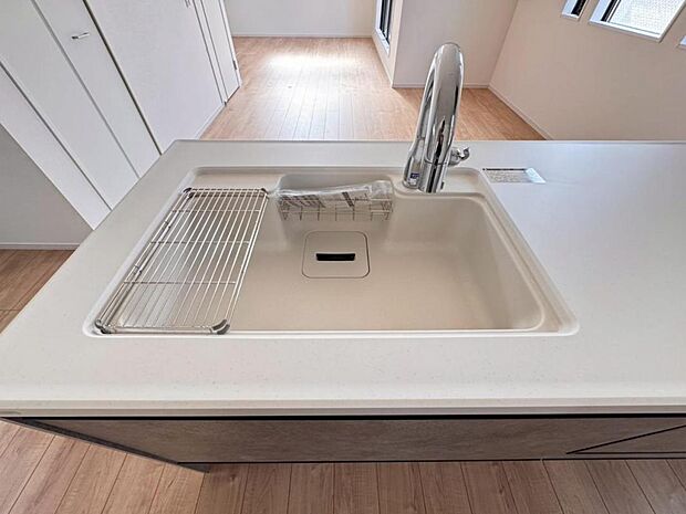 【浄水器一体型水栓】水栓の中に浄水カートリッジが組み込まれた「浄水器一体型水栓」です。ホースが伸びるのでシンクのお掃除も快適です。