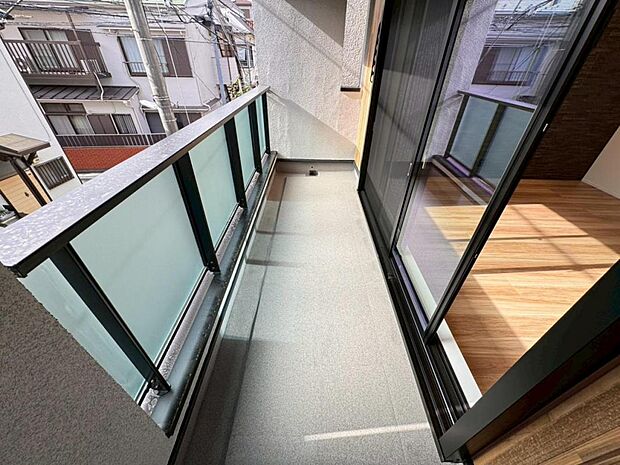 【バルコニー】南向きで陽当りの良いバルコニーはお洗濯物が効率よく乾きます。気持ち良い風が入り、リビングの換気もバッチリです。