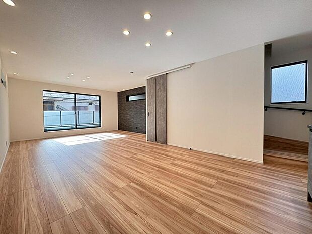 【リビング】ゲストを呼びたくなる２５帖の広々ＬＤＫ。たくさんの笑顔が溢れます。開放感のある広々空間で素敵な時間をお過ごしください♪