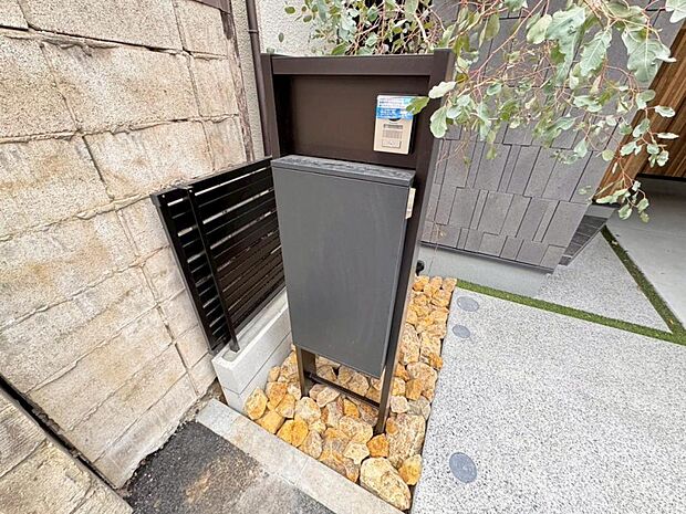 【宅配ボックス】1台にポストと宅配ボックスをまとめた機能性が魅力です。シンプル＆モダンなデザインが、エントランスをモダンな雰囲気へと導きます。