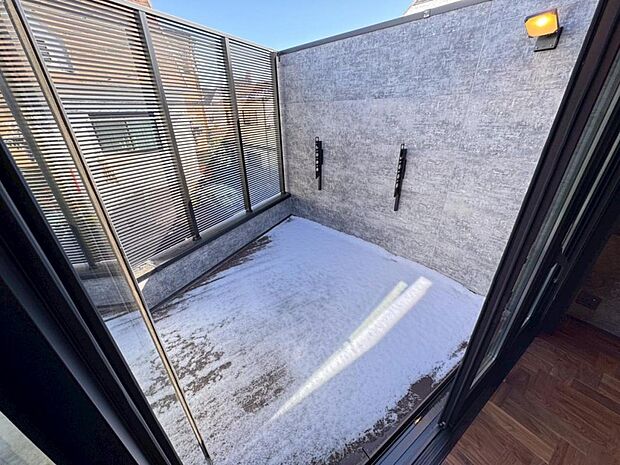 【バルコニー】陽当りの良いバルコニーはお洗濯物が効率よく乾きます。季節の光と風を感じられるとっておきの空間です。