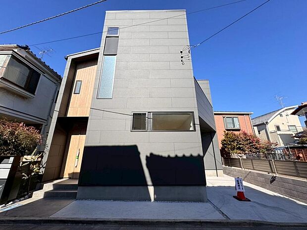 【外観】木造２階建て設計、３ＬＤＫ＋小屋裏収納＋カースペース。前面道路は南側に面しており、1日中採光が室内を明るく演出します。