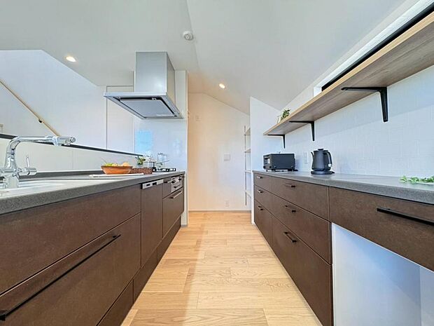 【キッチン】機能充実のシステムキッチンです。浄水器一体型水栓に3口グリルコンロ、食洗器と充実しておりママの家事をサポート致します。