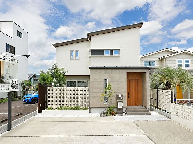 落ち着きのあるニュートラルモダンな外観。ガーデンテラスにはレンガの目隠しがあるのでプライベートを保ちながら楽しめます。