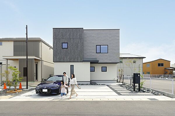 モノトーンのコントラストが際立つ、モダンで洗練された外観デザイン。