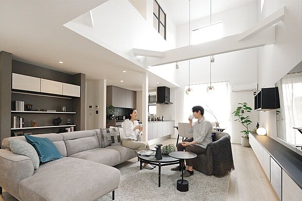 吹抜けのある26.5帖の大空間。テクノストラクチャーの強みを生かした開放感あふれる住まい。