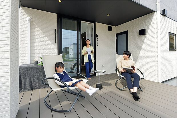 洗濯物を干したり、BBQをしたり、おうちカフェを楽しんだり、マルチに活躍するウッドデッキ。