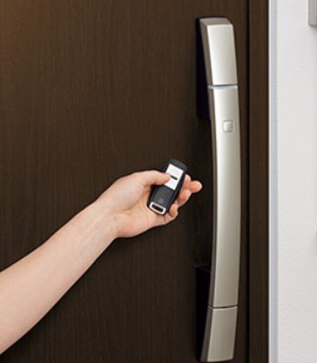 【YKKAP スマートコントロールキー(イメージ)】バッグやポケットに「ポケットKey(リモコン)」を持っていれば、ハンドルのボタンを押すだけで施錠・解錠が可能です。