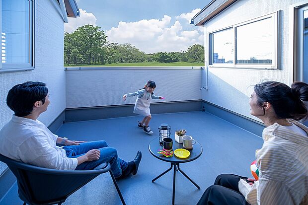 【ルーフバルコニー】天気のいい日はピクニックをしたり読書をしたり、家族の癒し空間に。