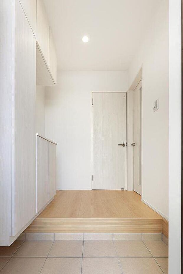 【玄関ホール】白で統一されたすっきりシンプルな玄関。