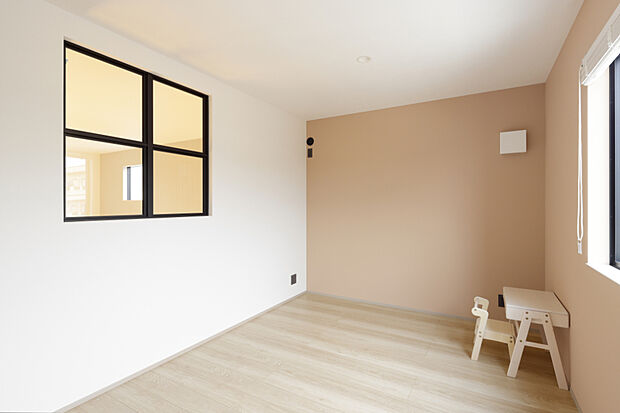 【北側の子供部屋】あえて南面を避け、穏やかな光が入る落ち着いた環境に