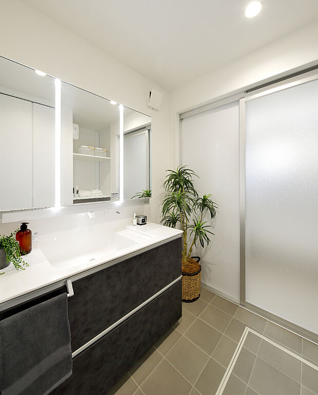 【パナソニック ウツクシーズ】スゴピカ素材…水をはじく素材だから、汚れにくくお掃除ラクラク