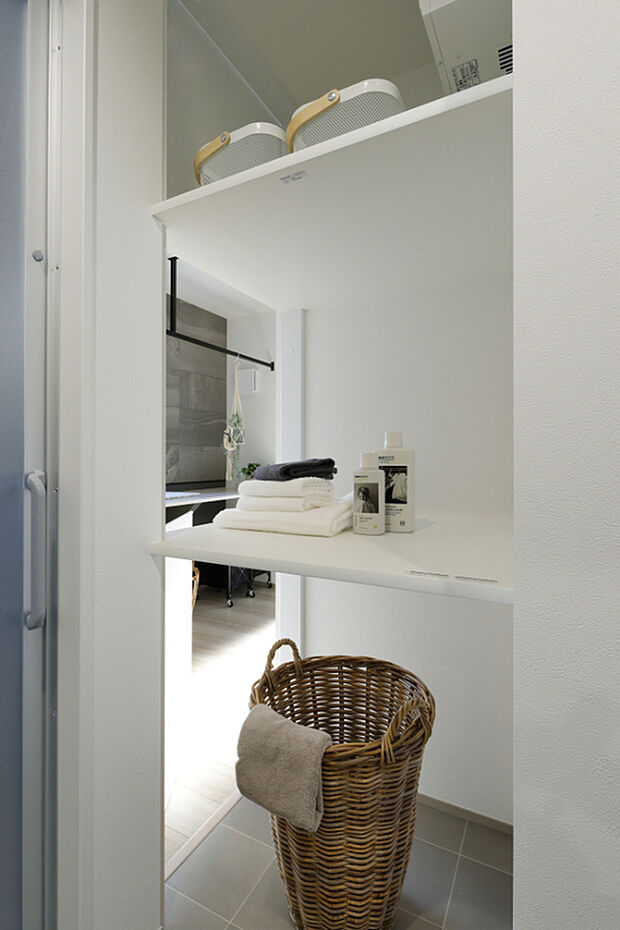 【洗面脱衣室の一角】カウンター下のバケットに汚れた衣類を入れ、ランドリールームへスムーズに回収