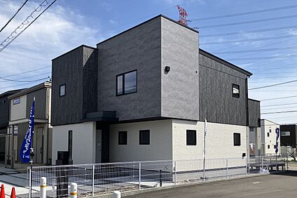 南側にはバルコニーとウッドデッキ