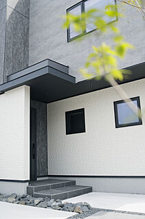 横向き玄関でプライバシーを確保