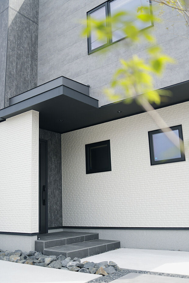 【横向き玄関でプライバシーを確保】正面から扉が見えないので、全体的にすっきりとした印象に。