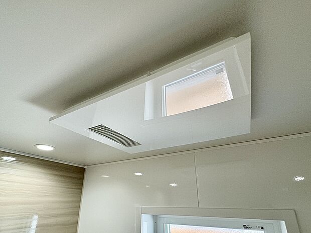 【浴室乾燥暖房機】雨の日や花粉・黄砂が気になる季節でも、浴室内で部屋干しOK。夜間でも安心して乾かせる※写真は施工例です。