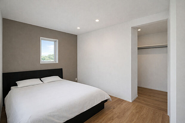 【落ち着いた雰囲気の主寝室】隣接したWICで衣類や季節用品もすっきり収納※完成イメージ画像