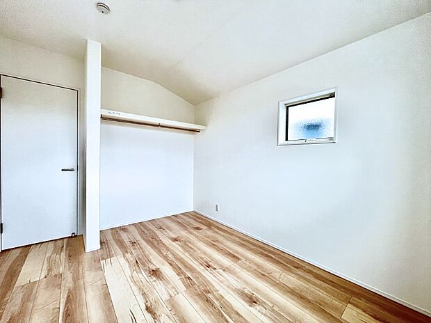 ◆B6号棟◆～Bed Room～　木の温もりがやさしいフローリングは安らぎをもたらすプライベート空間。明るめのフローリングですので、壁紙ともマッチし、お部屋を更に広く見せてくれる効果も。