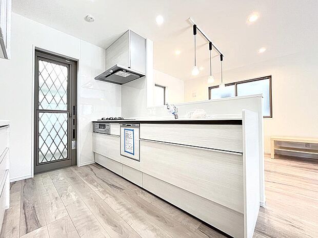 ◆6号棟◆~Kitchen~ 広くて使いやすいキッチンなら家族でいっしょに料理をつくったり、後片付けも手間なくできちゃいます♪収納もたっぷりあるので、いつもすっきりと清潔な印象を保てます。