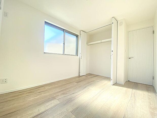 ◆6号棟◆~Bed Room~ マンションと違い部屋数が多いのが戸建てのメリットです。ご家族が増えたことで手狭に感じていた住まいも戸建てでは各居室プライバシーを保つことができます。※CG加工後