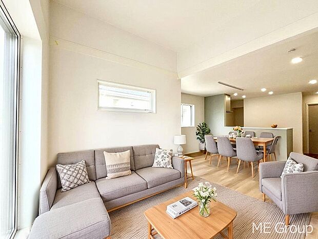 ◆1号棟◆~Living~ 家族の食事や団らんのほか、子どもを遊ばせたり、友人を招いたりするLDKは住まいの中心。長時間過ごす場所だから、その空間は住まい全体の居心地を左右します。 ※家具はCGです