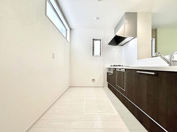 ◆1号棟◆～Kitchen～　自然光が入る窓のあるキッチン☆毎日使う場所だからこそ、使い勝手を考慮しました。ゆったりとしたキッチンコーナーは質感豊かな仕上がりとなっております。