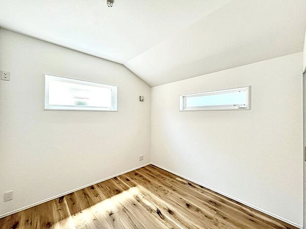 ~Bed Room~ 2面採光を確保した明るい室内は、風通しも良く、大変居心地の良い空間となっております。爽やかな風を感じて起きる朝は、快適生活の始まりに!日当たりや通風がとても良い住まい♪